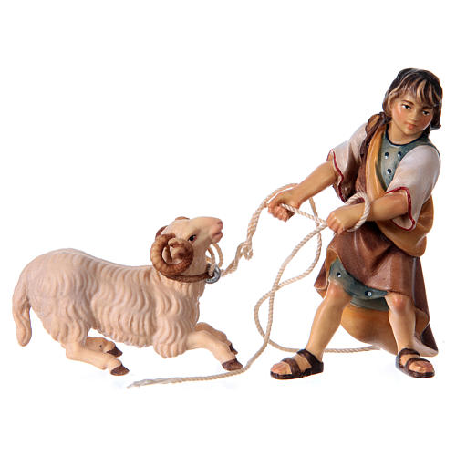 Niño que tira un carnero de rodillas para belén Original madera pintada en Val Gardena 12 cm de altura media 1