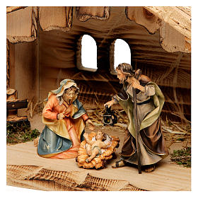 Sacra famiglia nella casa presepe Original legno dipinto in Valgardena 10 cm