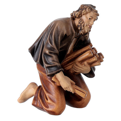 Man kneeled at campfire in painted wood, Kostner Nativity scene 12 cm 3