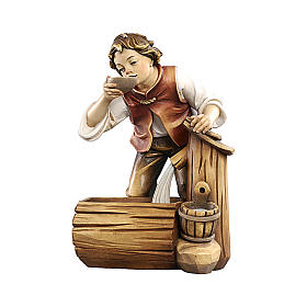 Kind beim Brunnen für Krippe Kostner Grödnertal Holz 9.5cm