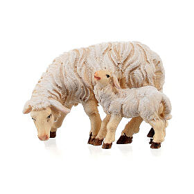 Mouton qui mange avec agneau bois peint Kostner crèche 9,5 cm
