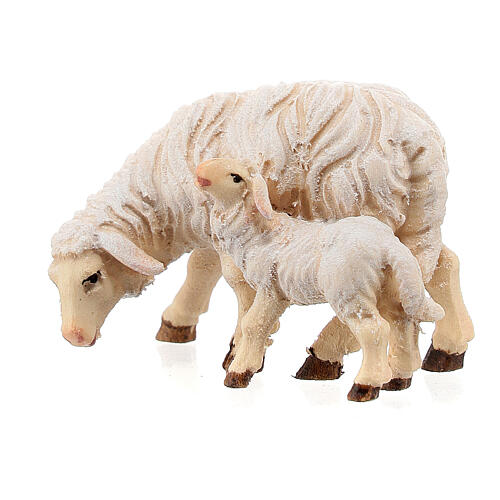 Mouton qui mange avec agneau bois peint Kostner crèche 9,5 cm 3