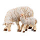 Mouton qui mange avec agneau bois peint Kostner crèche 9,5 cm s2