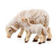 Mouton qui mange avec agneau bois peint Kostner crèche 9,5 cm s3