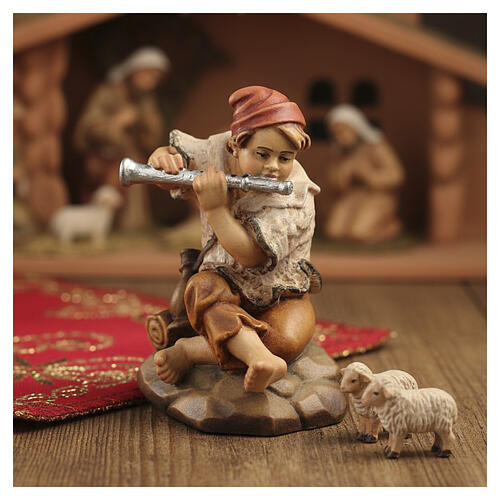 Boy sitting playing flute 11 cm, nativity Rainell, in painted Valgardena wood 2