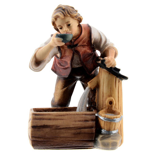 Boy at the fountain in painted wood for 9 cm Rainell Nativity scene, Val Gardena 1