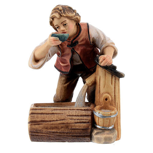 Boy at the fountain in painted wood for 11 cm Rainell Nativity scene, Val Gardena 1