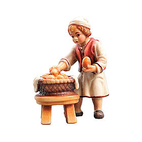 Enfant avec panier bois peint Val Gardena crèche Rainell 9 cm