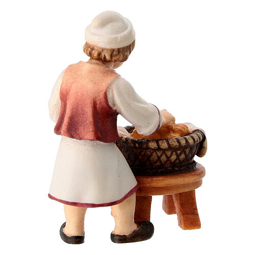 Enfant avec panier bois peint Val Gardena crèche Rainell 9 cm 4