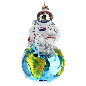 Astronaute assis sur globe décoration pour sapin de Noël