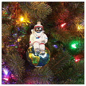Astronaute assis sur globe décoration pour sapin de Noël