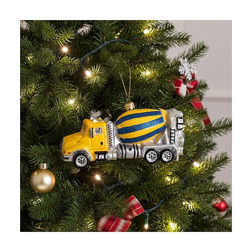 Concrete mixer truck with Christmas tree decoration in blown glass 2