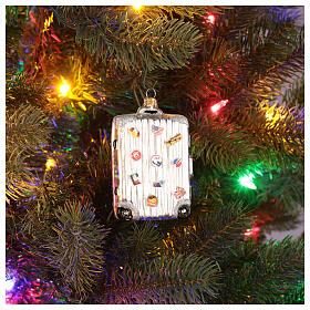 Reisekoffer mit Aufklebern, Weihnachtsbaumschmuck aus mundgeblasenem Glas