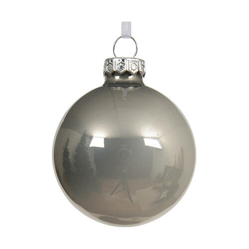 Boule de Noël en verre émaillé gris clair brillant de 15 cm 1