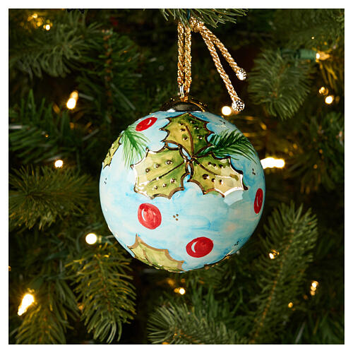 Boule de Noël en céramique bleue ciel branche de houx 10 cm peinte à la main par Dellarte Ceramiche 2