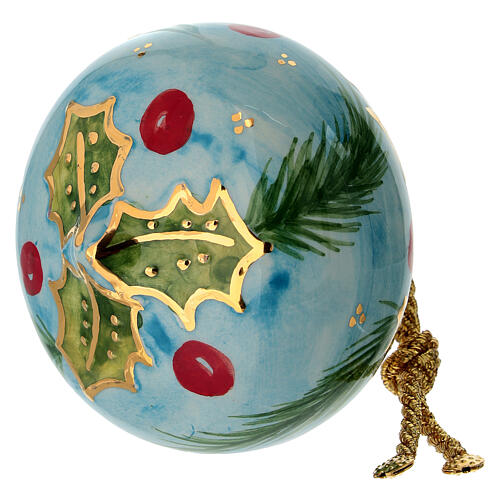 Bola de Natal em forma de cebola Dellarte Ceramiche fundo azul claro e azevinho 8 cm 5