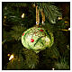 Sfera albero natale Dellarte Ceramiche fondo verde con pungitopo decorata a mano 8 cm s2