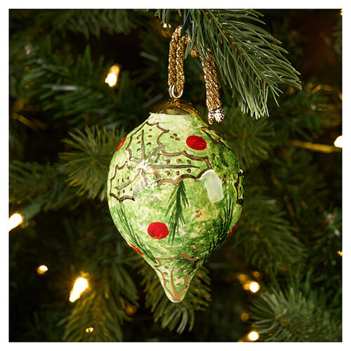 Boule de Noël en forme de goutte pour sapin, fond vert avec houx, 8 cm, Dellarte Ceramiche 2