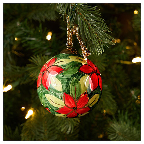 Bola árbol Navidad flores rojas sobre fondo verde cerámica pintada 8 cm Dellarte Ceramiche 2