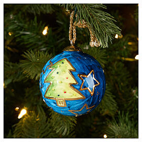 Esfera navideña árbol verde sobre azul noche pintada a mano 8 cm Dellarte Ceramiche