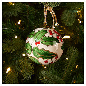 Pallina ceramica albero Natale fondo panna agrifoglio riporti oro 10 cm dipinta mano Dellarte