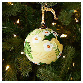 Palla Natale fiori bianchi fondo giallo in ceramica dipinta mano Dellarte Ceramiche 10 cm