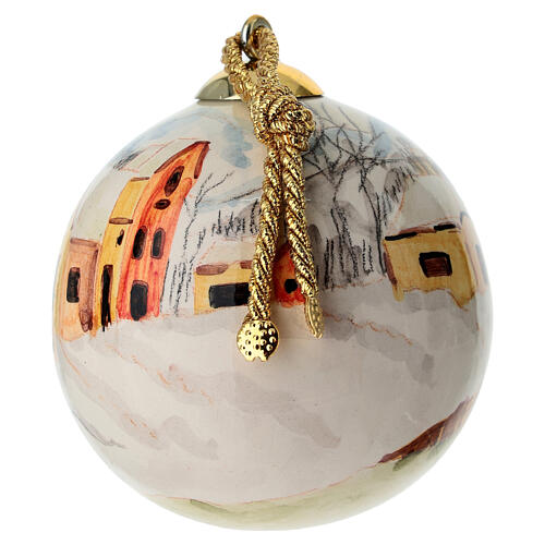 Bola árbol Navidad pueblo nevado fondo blanco 8 cm pintada a mano Dellarte Ceramiche 3