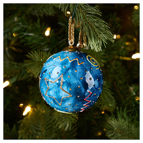 Esfera árbol Navidad Dellarte Ceramiche azul noche decoraciones oro y rojas 8 cm pintada a mano 2