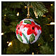 Pallina albero Natale Dellarte Ceramiche fondo chiaro stelle rosso e agrifoglio 10 cm dipinta mano s2
