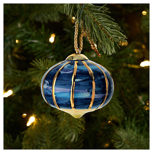 Bola de Natal Dellarte Ceramiche azul com listras douradas verticais 8 cm pintada à mão 2
