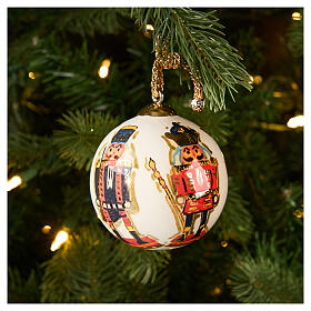 Sfera albero Natale Dellarte Ceramiche schiaccianoci base panna 8 cm dipinta a mano