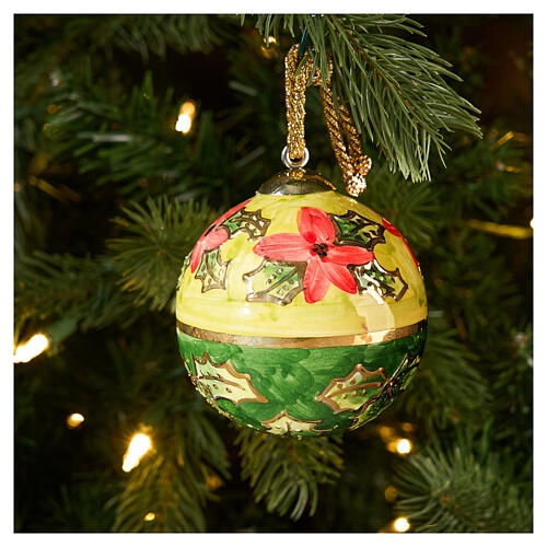Bombka z motywem ostrokrzewu, zielone tło, Dellarte Ceramiche, ręcznie malowana, 8 cm 2