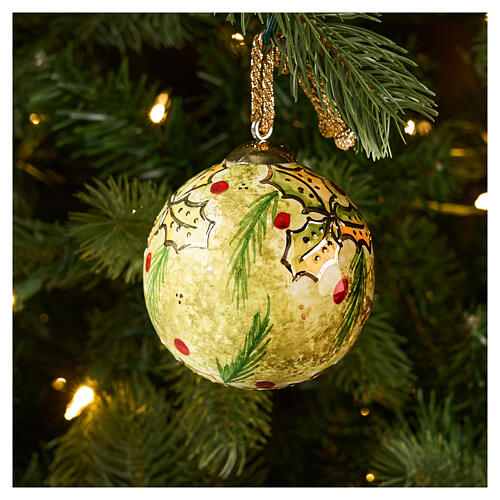 Bola navideña acebo ramas de pino oro 8 cm pintada a mano Dellarte Ceramiche 2