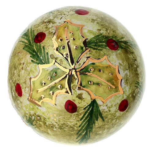Boule de Noël agrémentée de houx doré et pin 8 cm peinte à la main Dellarte Ceramiche 4