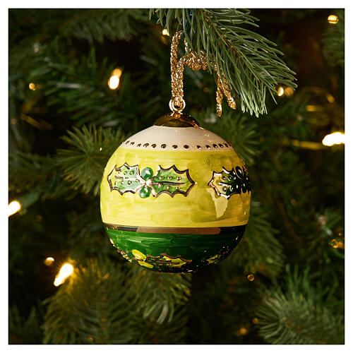 Pallina Natalizia Dellarte Ceramiche agrifoglio fondo avorio striscia verde oro 8 cm dipinta mano 2