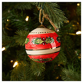 Sfera albero Natale Dellarte Ceramiche rossa avorio con agrifoglio 8 cm dipinta a mano 