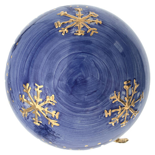 Pallina natalizia Dellarte Ceramiche paesaggio innevato bosco alberi blu 10 cm dipinta mano 4