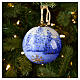 Pallina natalizia Dellarte Ceramiche paesaggio innevato bosco alberi blu 10 cm dipinta mano s2