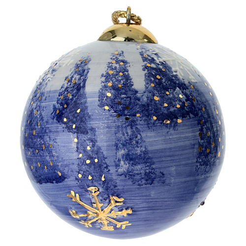 Bombka Dellarte Ceramiche, zimowy pejzaż z niebieskimi drzewami, 10 cm, malowana ręcznie 1