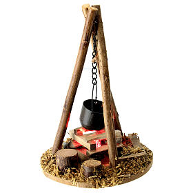 Fours et feux crèche: Feu de camp lumière effet flamme et casserole suspendue 15x10 cm crèche 16 cm Fours et feux crèche: Feu de camp lumière effet flamme et casserole suspendue 15x10 cm crèche 16 cm