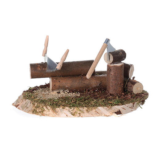 Cenário troncos com machado e serra miniatura para presépio estilo nórdico com figuras altura média 12 cm, 7x12x9 cm 1