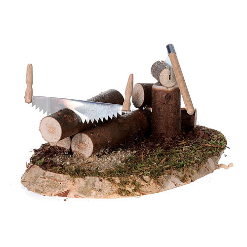 Cenário troncos com machado e serra miniatura para presépio estilo nórdico com figuras altura média 12 cm, 7x12x9 cm 2