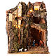 Cenário para presépio de Natal figuras altura média 6 cm, aldeia de montanha iluminada com gruta Natividade; 31x25x25 cm s1