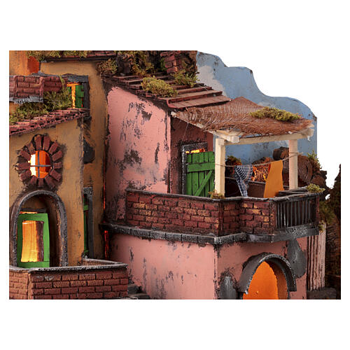 Aldeia iluminada estilo '700 entre rochas com fontanário para presépio napolitano com figuras altura média 10-12 cm; 65x84x44 cm 7