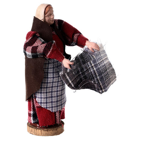 Woman watching with rug for 12-14 cm nativity scene plastic terracotta 3