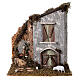 Casa com fontanário e ovelha 30x25x20 cm para presépio com figuras de 6-8 cm s1