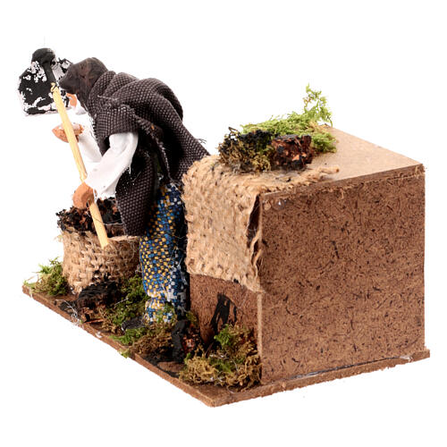 Węglarz, ruchoma scenka do szopki 8 cm, 15x15x10 cm 3