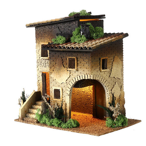 Casa de dois andares 35x35x25 cm iluminada para presépios com figuras de 10-12 cm 3