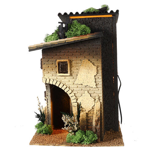 Casa de dois andares 35x35x25 cm iluminada para presépios com figuras de 10-12 cm 4