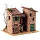 Fontaine entre deux maisons 15x20x15 cm pour crèche rustique de 8 cm s3